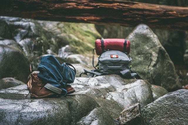 O que Fazer no Parque da Tijuca: Trilhas, Mirantes e Cachoeiras 5 Mochila sobre as pedras.