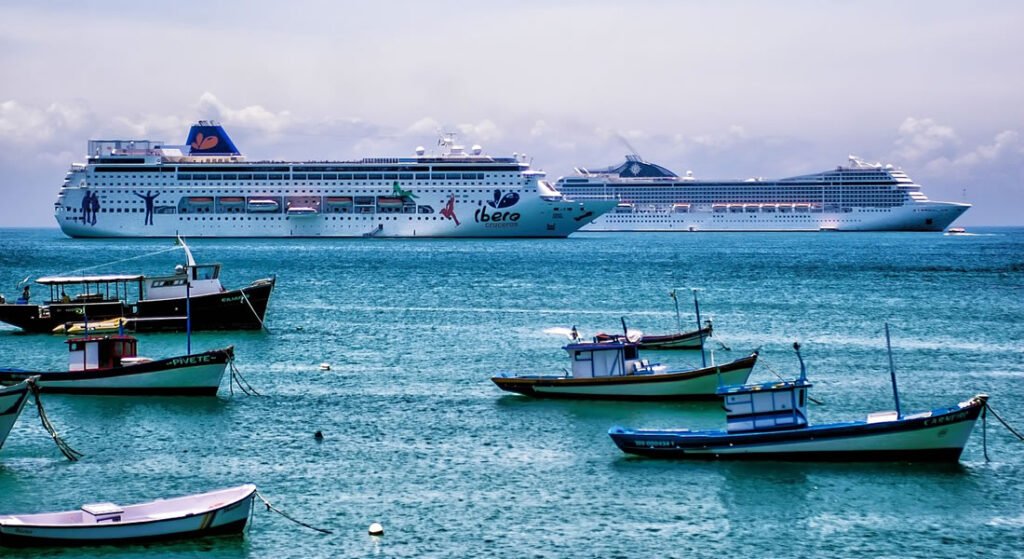 Réveillon 2025 em Búzios: O Que Fazer e Onde Ir 2 Navios e barcos no mar. Dia de Sol.