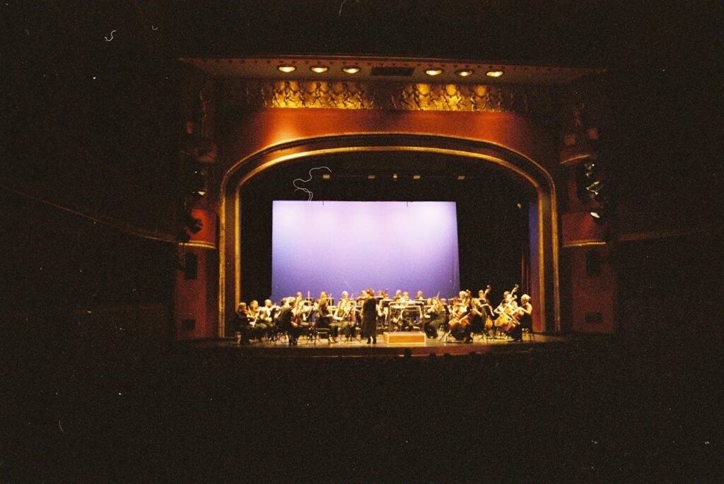 Réveillon em Recife 2025: O Que Esperar da Virada do Ano 2 Foto orquestra sinfônica. Apresentação em teatro.