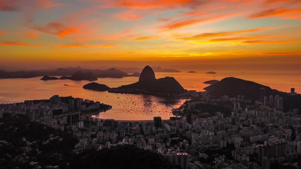 Como Visitar o Mirante Dona Marta: Dicas e Informações Práticas 6 Pão de Açúcar visto do Mirante dona Marta ao amanhecer do dia.