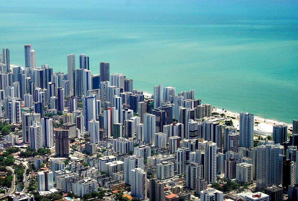 Réveillon em Recife 2025: O Que Esperar da Virada do Ano 6 Foto de Recife, prédios e mar azul.