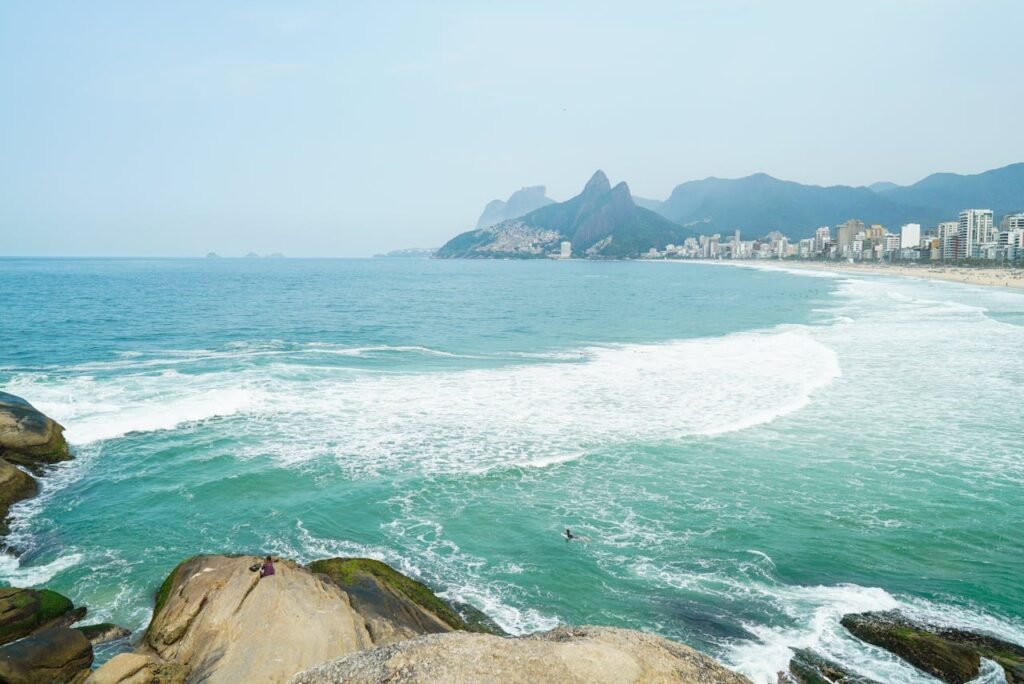 Por que o Pôr do Sol no Arpoador é o Mais Bonito do Rio de Janeiro? 10 Águas azuis da praia do arpoador no Rio de Janeiro