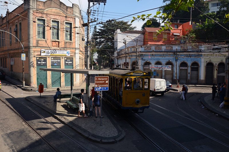 O Que Fazer em Santa Teresa: Dicas Imperdíveis no Rio de Janeiro 2 Pessoas esperando o bondinho de Santa Teresa.
