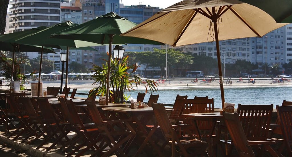 Café 18 do Forte: O Melhor Café de Copacabana 2 Cadeiras de mesas do café 18 do forte.