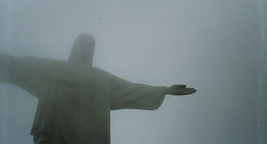 Vans do Corcovado: A Melhor Opção para Chegar ao Cristo Redentor 5 Foto Cristo Redentor, dia nublado.