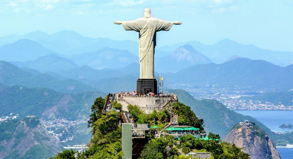 Vans do Corcovado: A Melhor Opção para Chegar ao Cristo Redentor 3 Cristo Redentor visto durante o dia. Pessoas visitando o monumento.