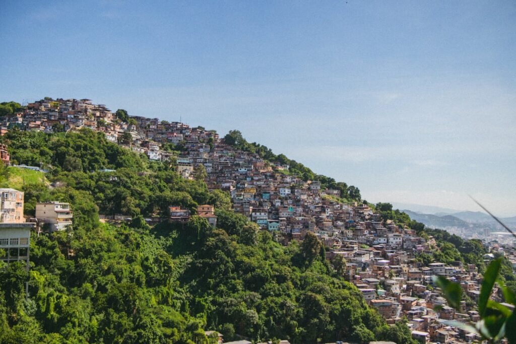 É Seguro Visitar as Favelas do Rio de Janeiro? Tudo o Que Você Precisa Saber 1 Favela Rio de Janeiro, foto em dia de sol.