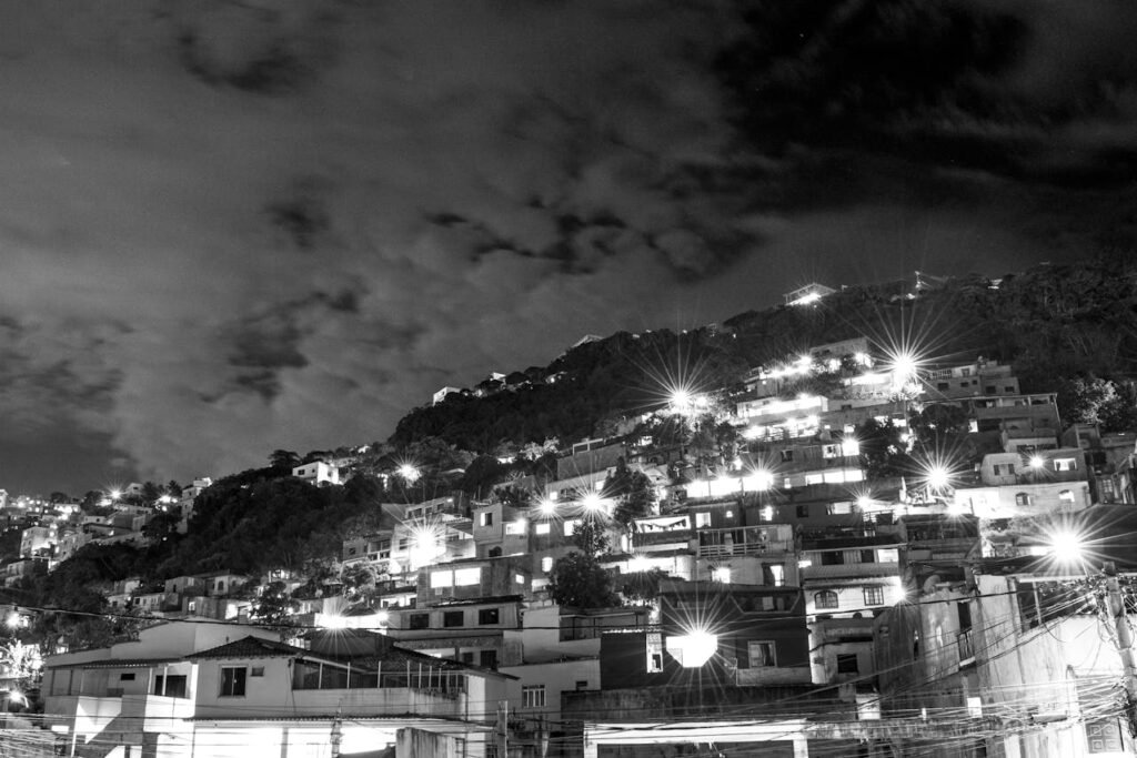 É Seguro Visitar as Favelas do Rio de Janeiro? Tudo o Que Você Precisa Saber 2 Favela Rio de Janeiro, noite.