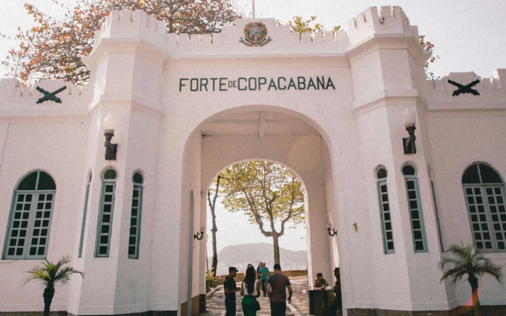 Por que o Pôr do Sol no Arpoador é o Mais Bonito do Rio de Janeiro? 7 Vista do Forte Copacabana, pessoas entrando nele.