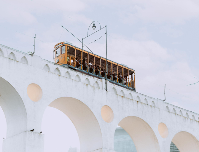 O Que Fazer em Santa Teresa: Dicas Imperdíveis no Rio de Janeiro 3 Bondinho passando sob os Arcos da Lapa, foto tirada de baixo.