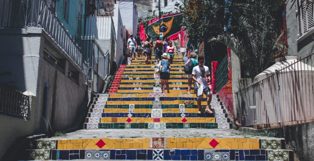 O Que Fazer em Santa Teresa: Dicas Imperdíveis no Rio de Janeiro 4 Escadaria Selarón, foto com turistas conhecendo o local.
