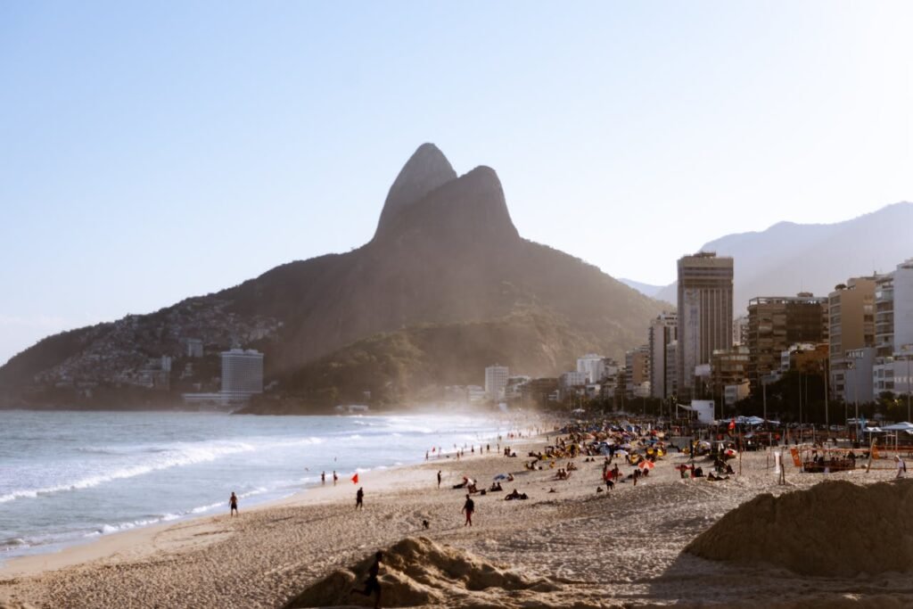 É Seguro Visitar as Favelas do Rio de Janeiro? Tudo o Que Você Precisa Saber 4 morro dois irmaos rio 1