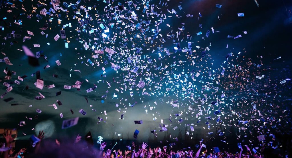 Onde passar o Réveillon 2025 no Rio de Janeiro? Dicas Imperdíveis 2 Show Palco, papeis caindo do palco.