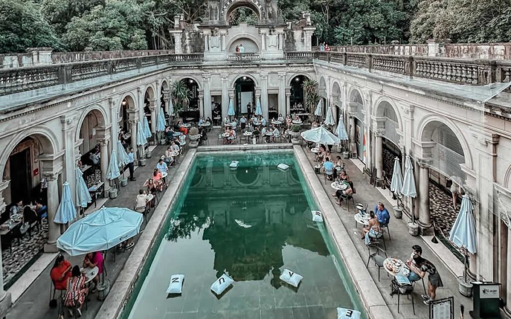 Parque Lage: O Que Fazer no Refúgio Verde do Rio de Janeiro 2 Foto da piscina e café do Parque Lage.