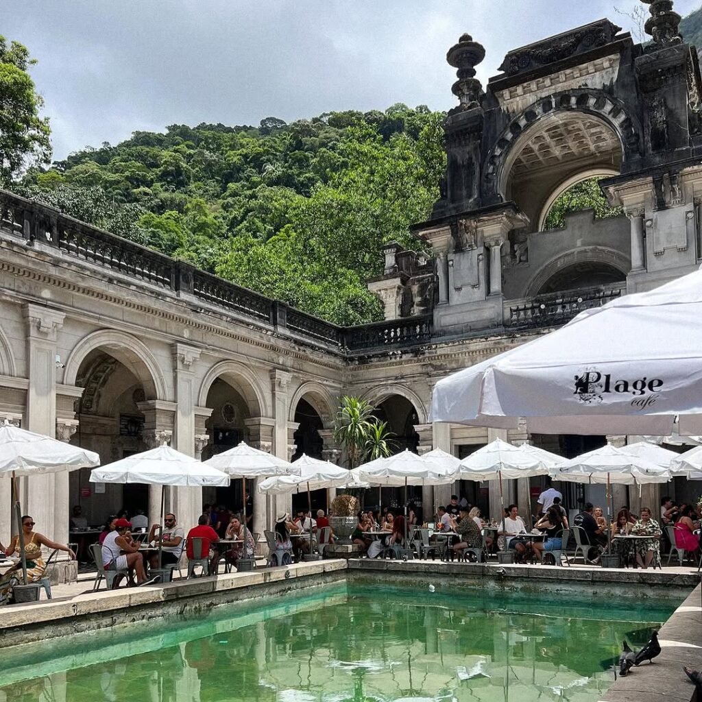 Parque Lage: O Que Fazer no Refúgio Verde do Rio de Janeiro 4 Piscina\ Interior do Parque Lage.
