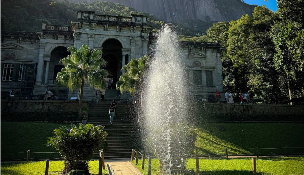 Parque Lage: O Que Fazer no Refúgio Verde do Rio de Janeiro 3 Frente Parque Lage no Rio. Chafariz jorrando água.