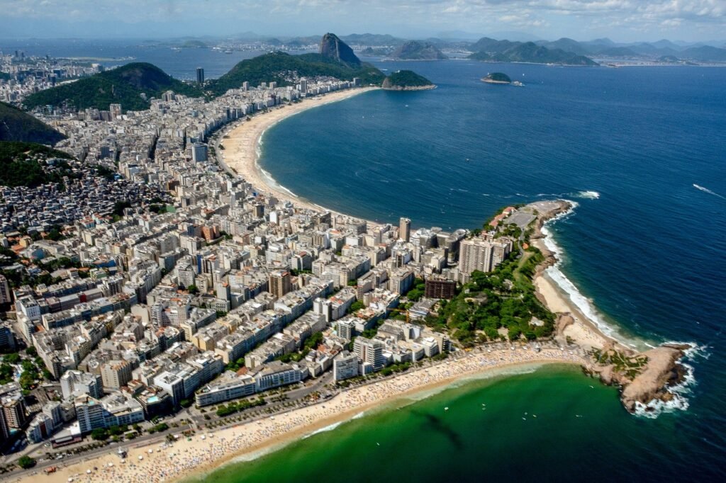 Por que o Pôr do Sol no Arpoador é o Mais Bonito do Rio de Janeiro? 1 Praia do Arpoador vista de cima. A imagem mostra a pedra do arpoador e parte do Rio de Janeiro.
