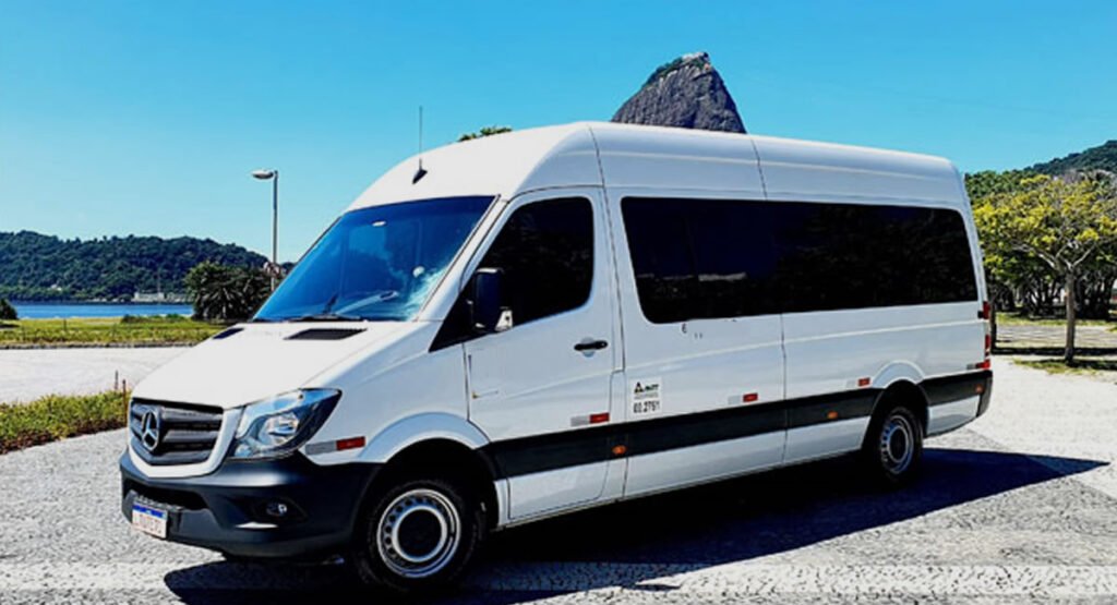 Vans do Corcovado: A Melhor Opção para Chegar ao Cristo Redentor 1 Foto de carro, van parada durante o dia.
