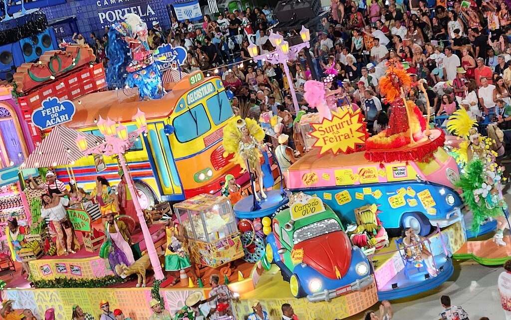 Carnaval 2025 no Rio: os melhores blocos de rua, dicas e ingressos 1 Desfile de Carnaval, carro alegórico no sambódromo.