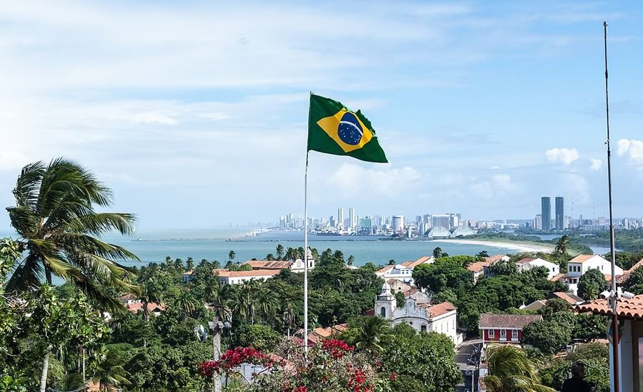 Carnaval de Olinda 2025: Como Curtir os Melhores Blocos 4 Foto do Alto da Sé em Olinda, vista ao fundo da cidade de Recife.