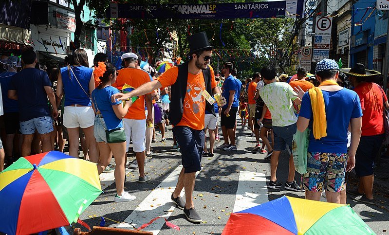 Guia Completo dos Blocos de Rua do Carnaval Rio de Janeiro 2025 1 Blocos de rua, carnaval, pessoas nas ruas na folia.
