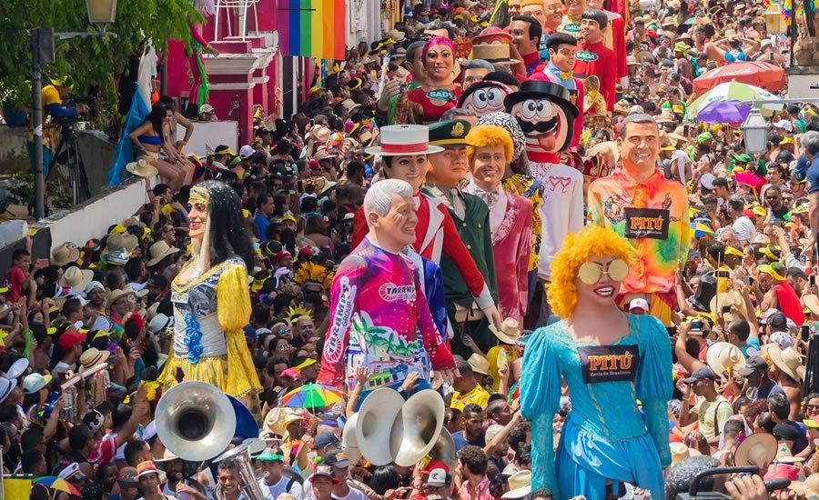 Carnaval de Olinda 2025: Como Curtir os Melhores Blocos 1 Pessoas nas ruas de Olinda curtindo o Carnaval de Rua, bonecos de olinda na rua.