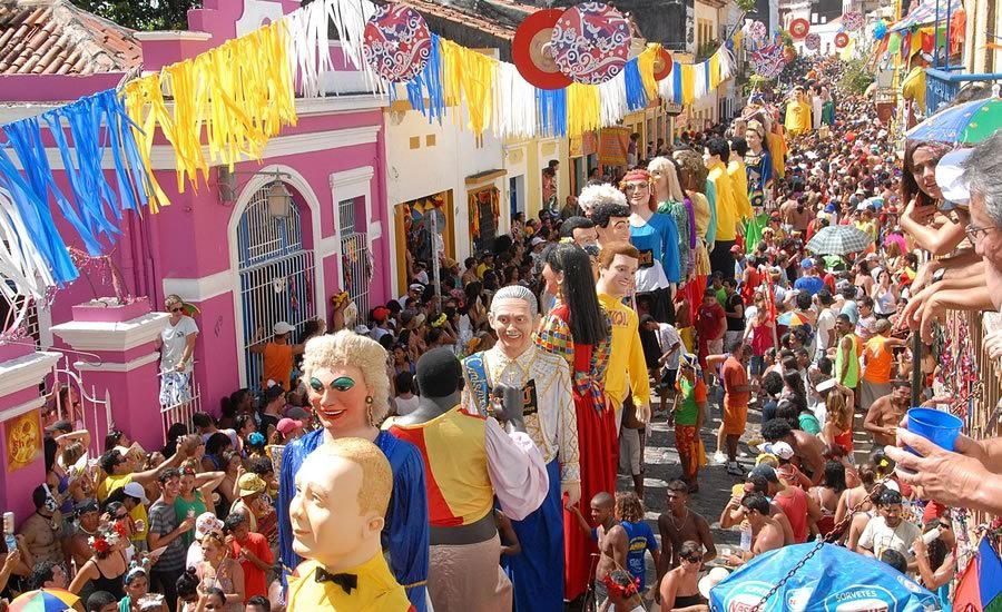 Carnaval de Olinda 2025: Como Curtir os Melhores Blocos 2 Pessoas curtindo o carnaval nas ladeiras de Olinda.