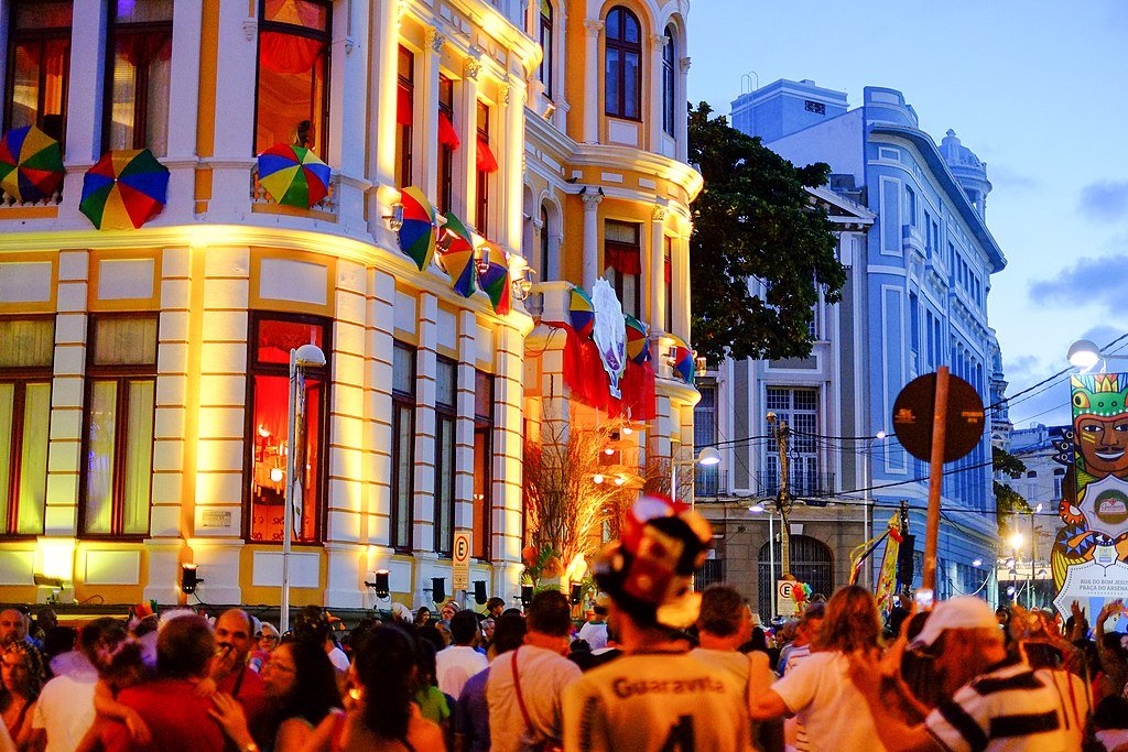 Programação de Carnaval de Recife 2025 1 Pessoas nas ruas de Recife curtindo o Carnaval