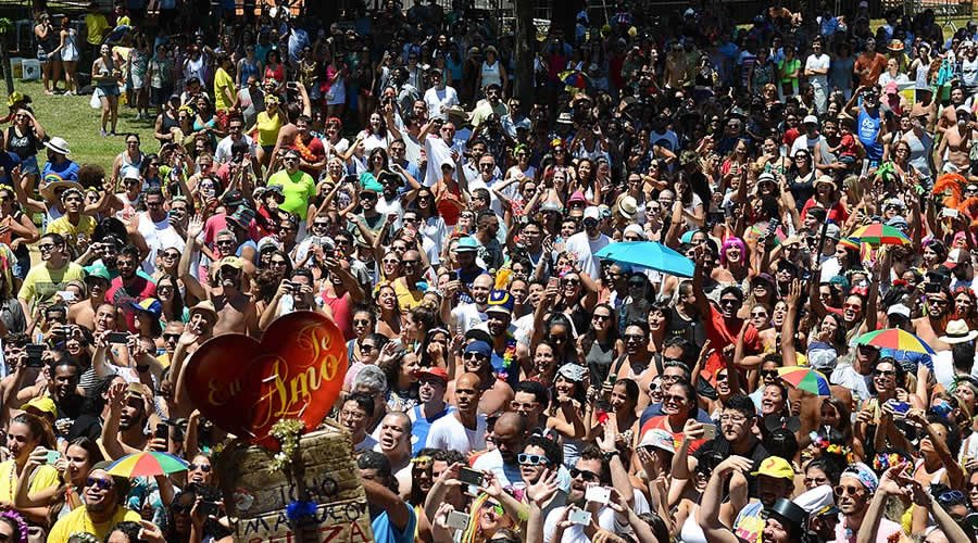 Megablocos no Rio de Janeiro 2025 – Datas, Horários e Atrações 1 Foto, pessoas no carnaval curtindo os blocos de rua.