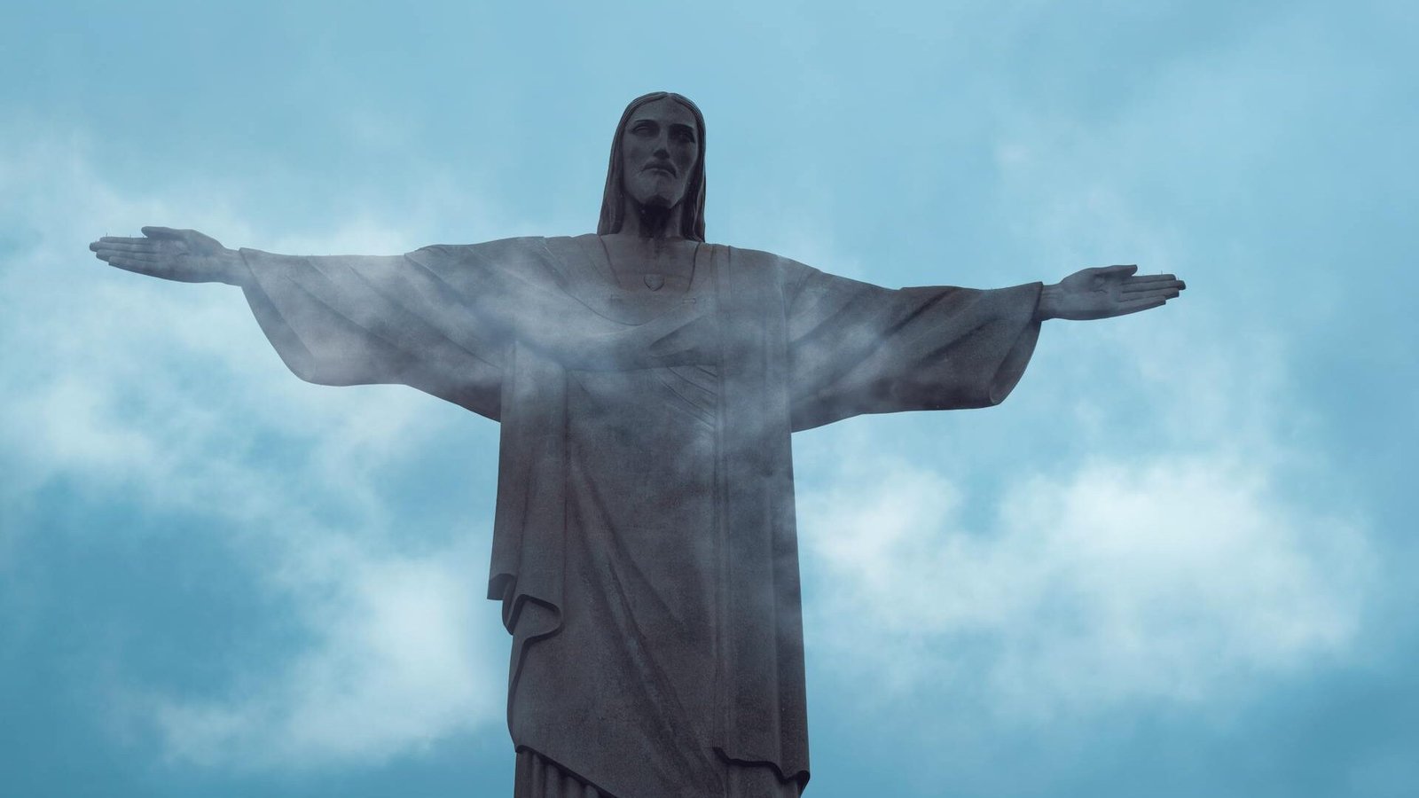 Cristo Redentor no Rio de Janeiro: O Guia para não se perder 3 Cristo Visto de perto, nuvens a frente da estátua.