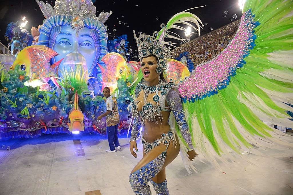Desfiles Rio Carnaval 2025: Escolas de Samba e Enredos 1 Carro alegórico e dançarina de escola de samba na Sapucaí.