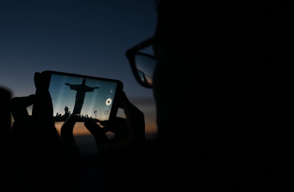 Tudo o que Você Precisa Saber Sobre o Cristo Redentor no Rio 4 Foto de pessoa tirando foto do Cristo Redentor.