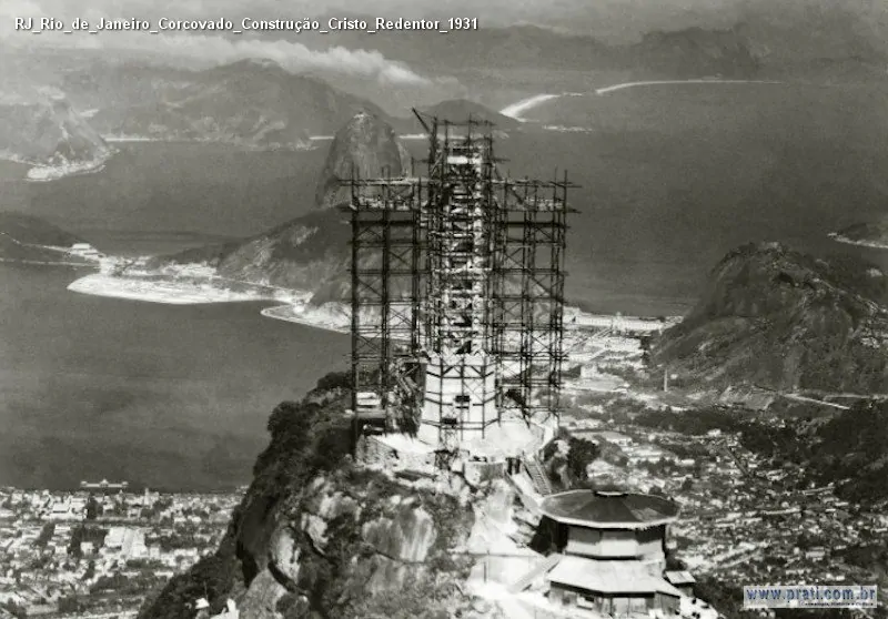 Tudo o que Você Precisa Saber Sobre o Cristo Redentor no Rio 2 Foto antiga da construção do Cristo Redentor.