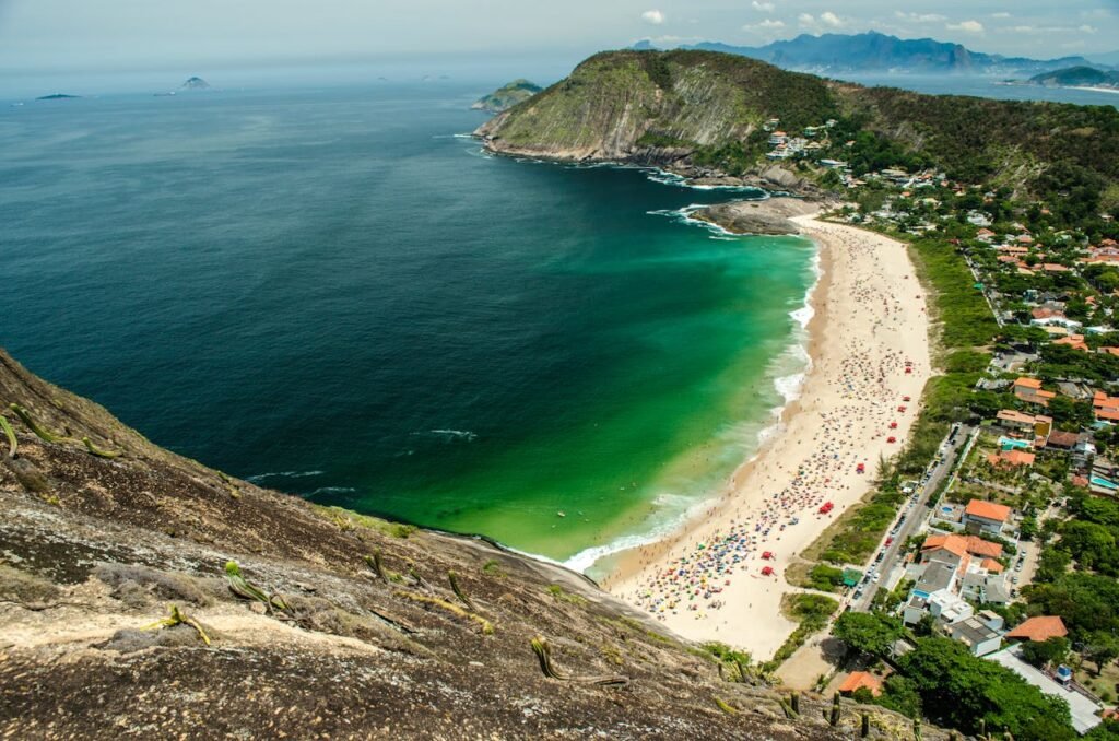 Ponte Rio-Niterói: a maior ponte do Brasil 3 Foto da praia de Itacoatiara.