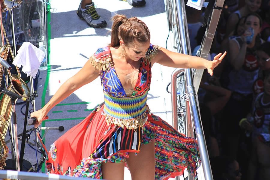 Programação Imperdível do Carnaval de Salvador 2025 1 Foto da cantora brasileira Ivete Sangalo se apresentando vestida para festa de carnaval.