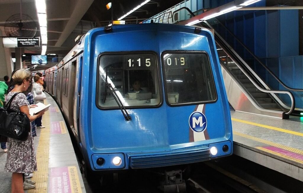 Guia Completo dos Trens da SuperVia Carnaval do Rio 2025 1 Metrô, Rio de Janeiro. Foto de pessoas esperando ele parar.