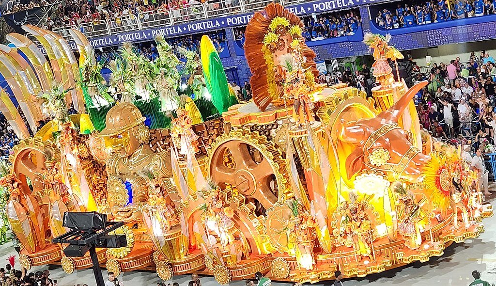 Carnaval 2025 no Rio: os melhores blocos de rua, dicas e ingressos 3 Escola de Samba passando na passarela do sambodromo.