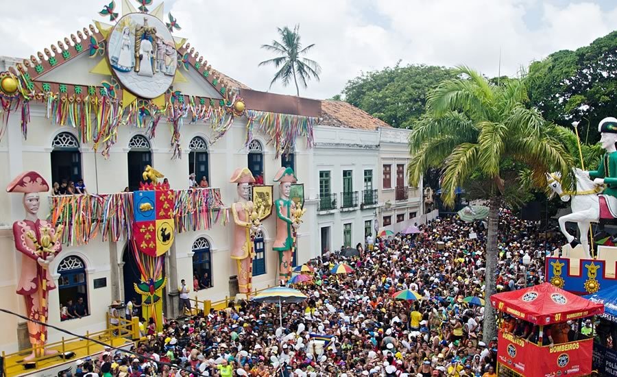Carnaval de Olinda 2025: Como Curtir os Melhores Blocos 3 Foto de pessoas nas ruas de Olinda.