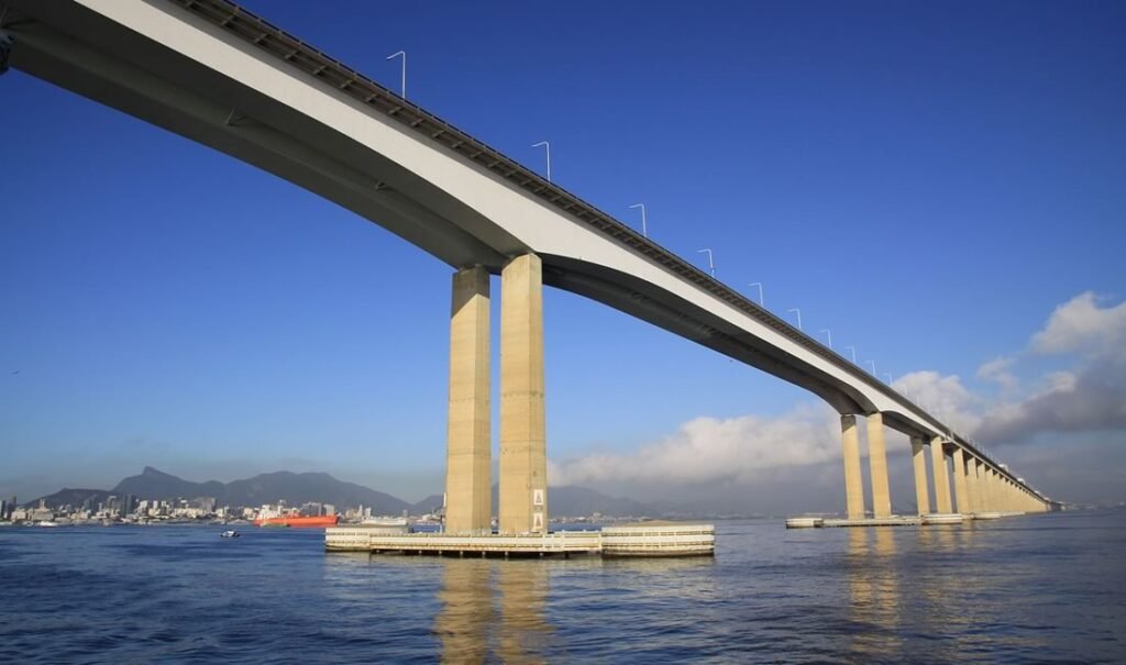 Ponte Rio-Niterói: a maior ponte do Brasil 1 Ponte Rio-Niterói vista em foto tirada de embarcação.