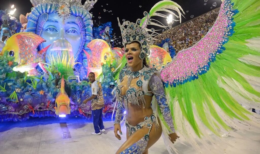 Sambódromo da Marquês de Sapucaí: Guia Completo 4 Foto Desfile de escola de Samba, Rainha de bateria fantasiada.
