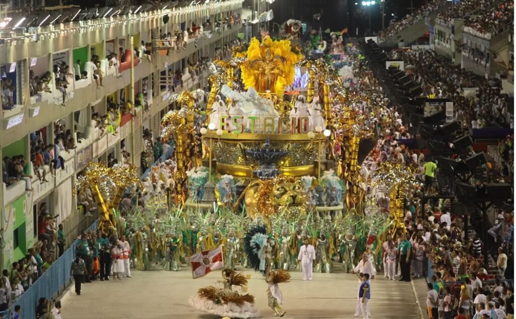 Sambódromo da Marquês de Sapucaí: Guia Completo 1 Desfile na Marquês de sapucaí, quem está na avenida é a Estácio.