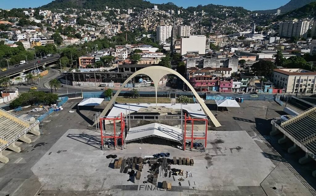 Sambódromo da Marquês de Sapucaí: Guia Completo 2 Foto dos Arcos do Sambódromo, Rio de Janeiro.