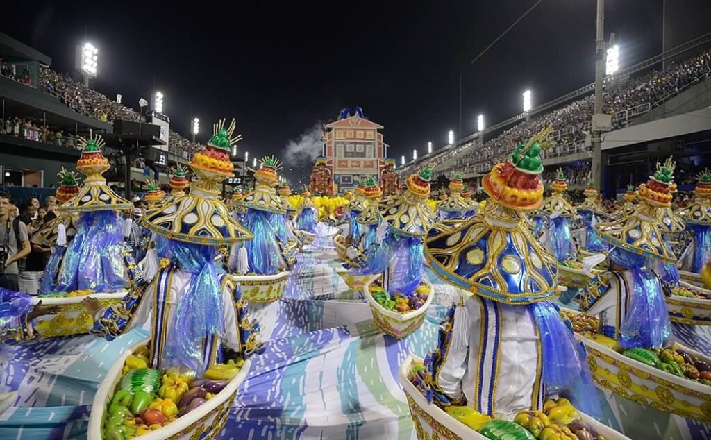 Sambódromo da Marquês de Sapucaí: Guia Completo 3 Desfile no sambódromo, pessoas fantasiadas na avenida do samba.