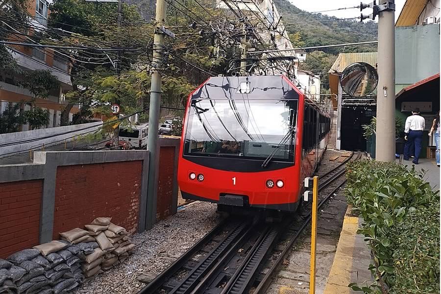 Tudo o que Você Precisa Saber Sobre o Cristo Redentor no Rio 3 Trem do corcovado na estação Cosme Velho, Rio de Janeiro.