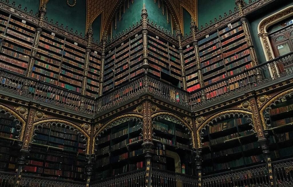 Real Gabinete Português de Leitura: Coração do Rio de Janeiro 1 Estante enorme de livros no Real Gabinete.