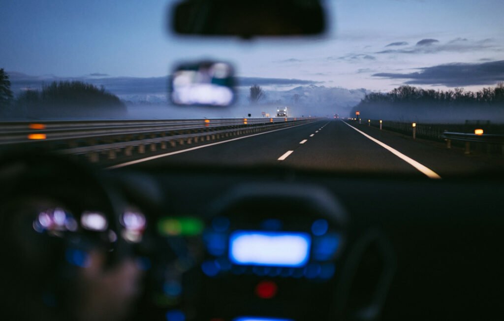 O que fazer em Teresópolis: Guia completo 2 Dirigindo carro na estrada.