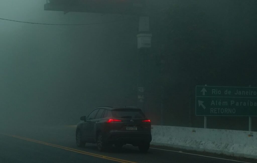 Teresópolis: Guia Completo com as Melhores Atrações e Dicas 1 Carro na estrada em dia nublado.
