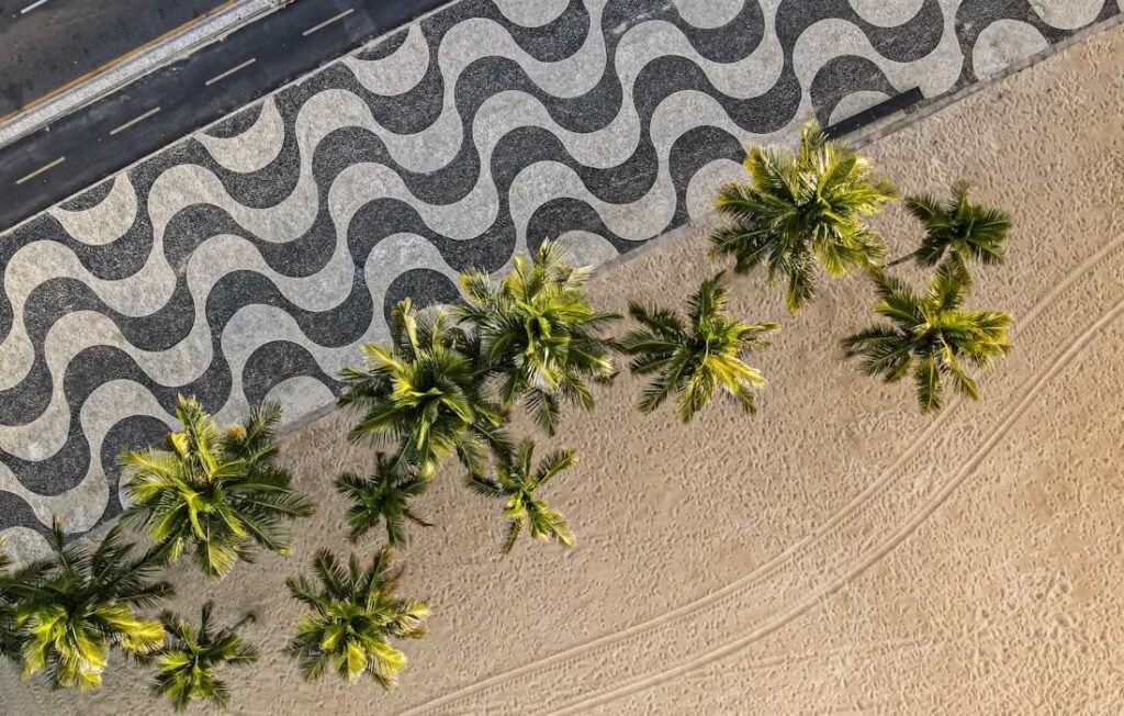 O Que Fazer no Rio de Janeiro? 10 Pontos Turísticos Imperdíveis 3 Praia de Copacabana Rio de Janeiro.