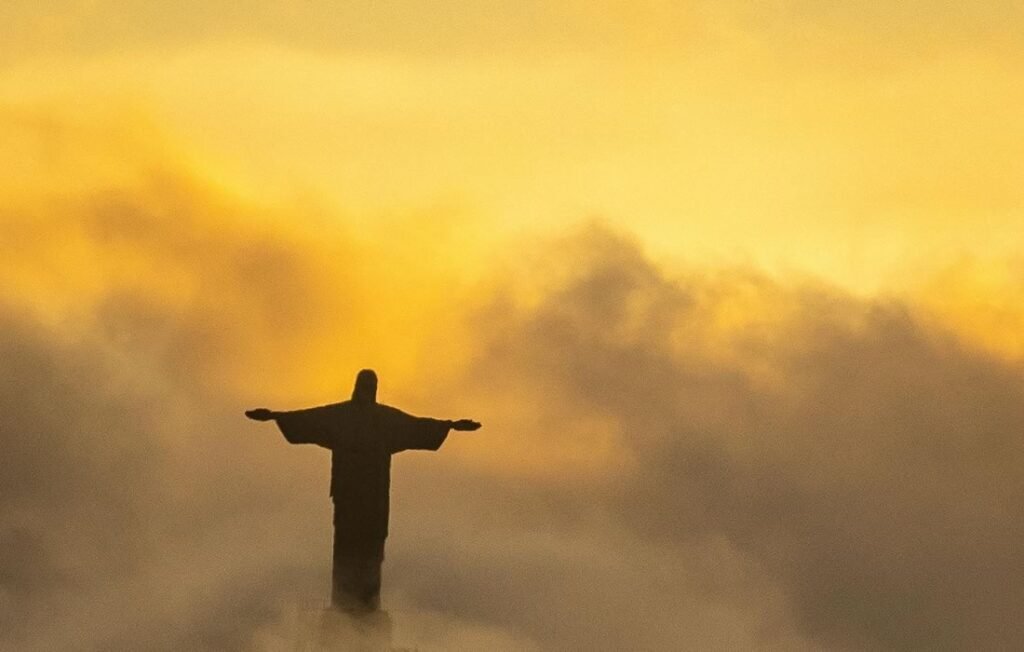 O Que Fazer no Rio de Janeiro? 10 Pontos Turísticos Imperdíveis 1 Cristo Redentor no Rio de Janeiro ao pôr do sol.