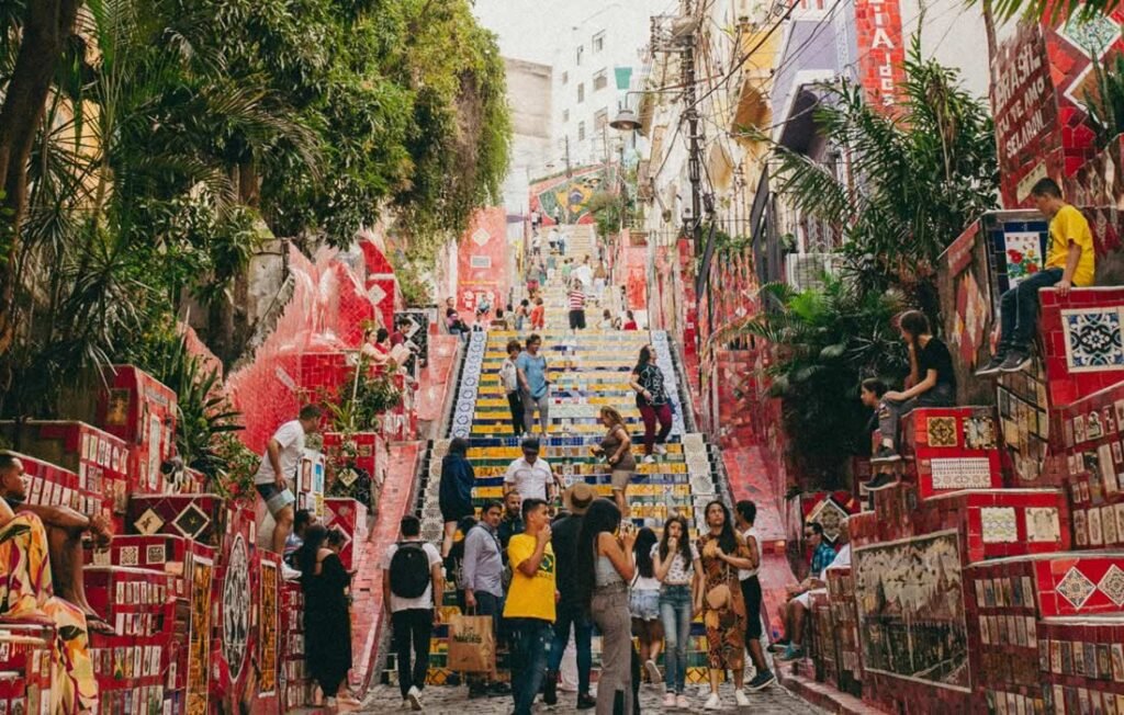 O Que Fazer no Rio de Janeiro? 10 Pontos Turísticos Imperdíveis 6 Close nos detalhes coloridos da Escadaria Selarón.